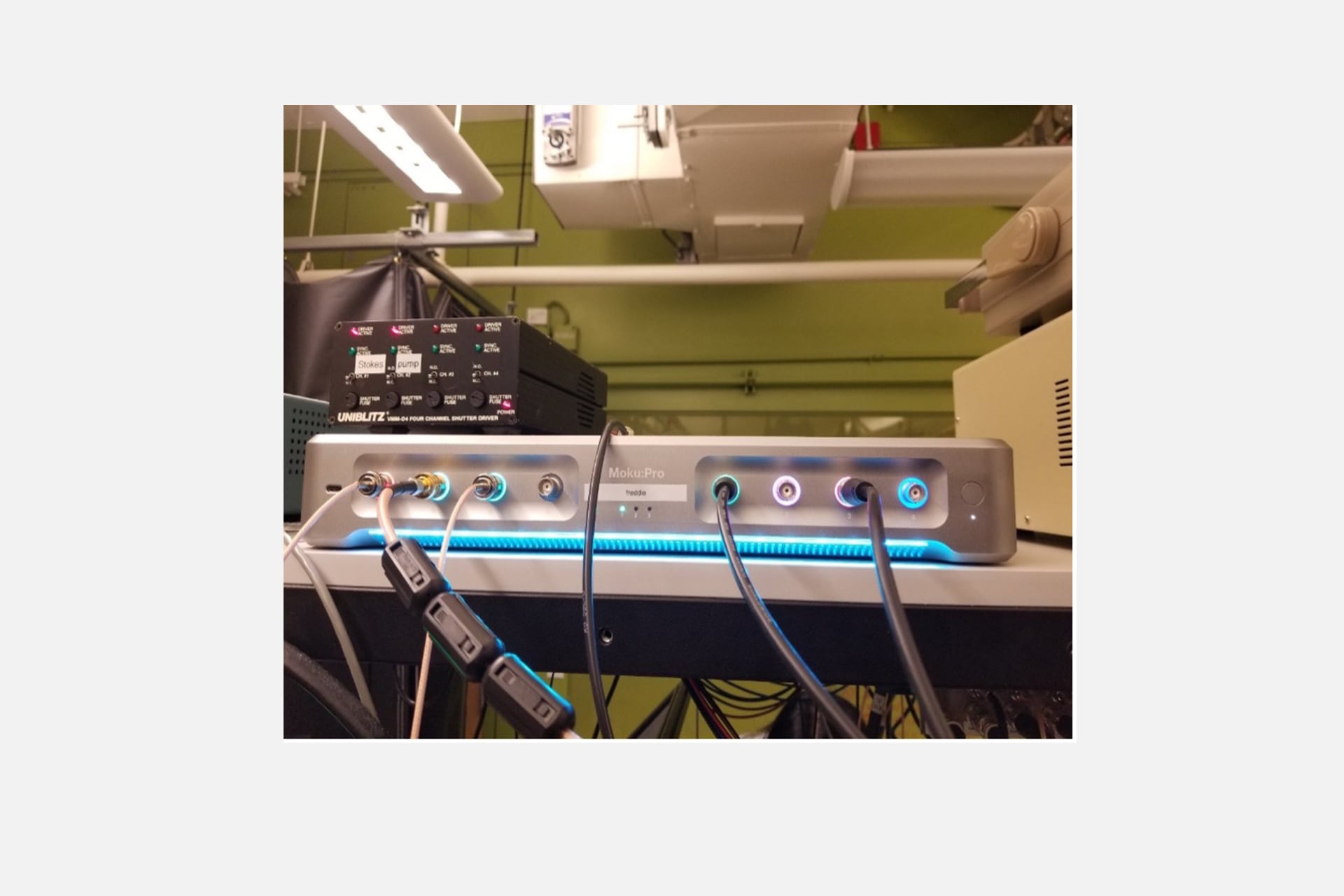 Simplifying two-color stimulated Raman scattering (SRS) microscopy