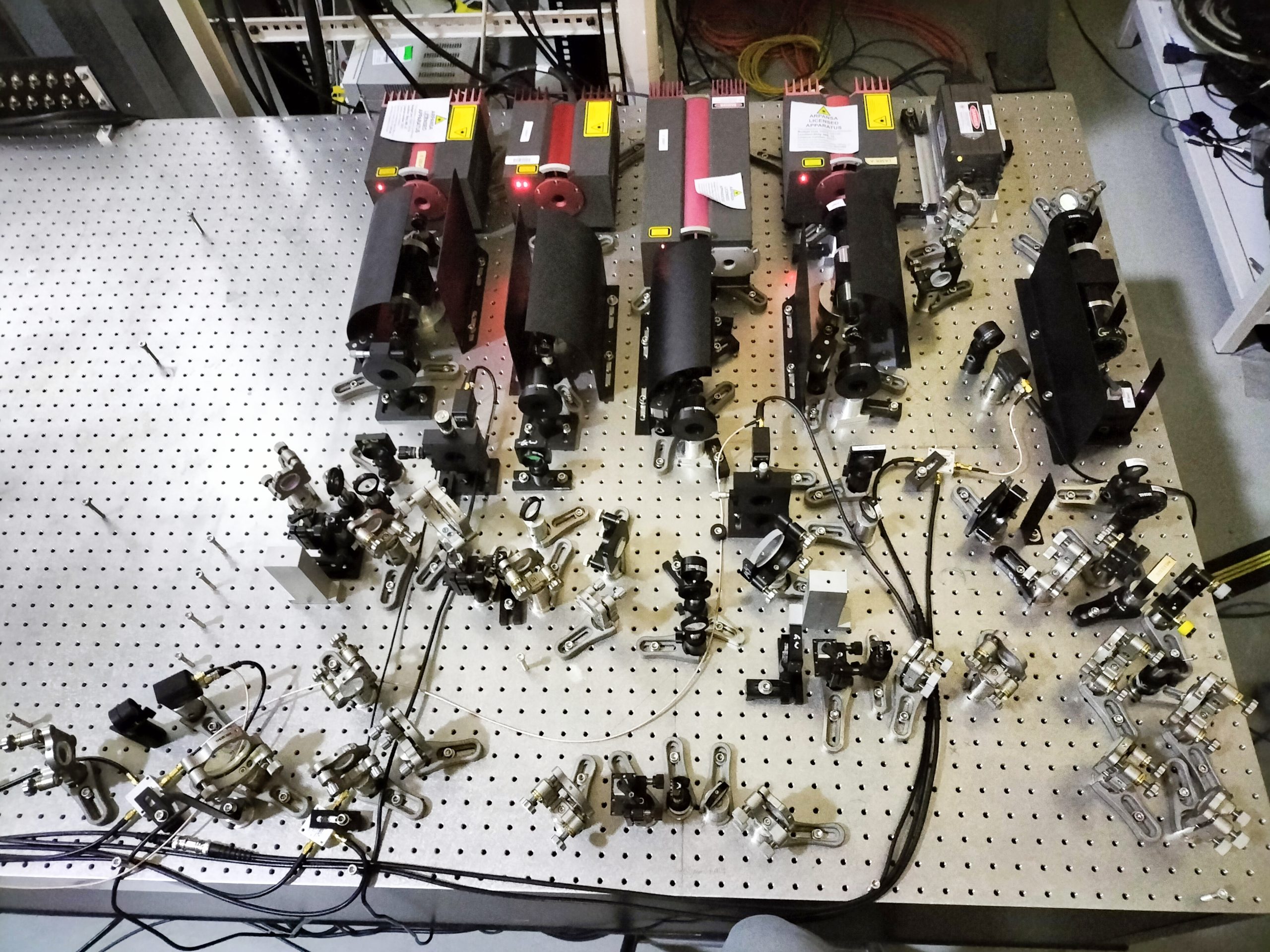 Optical phase locking setup